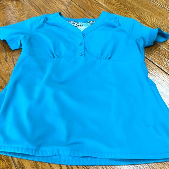 Dansko scrub top, aqua/teal size medium.  Short sleeves, pockets on side. - Picture 1 of 15